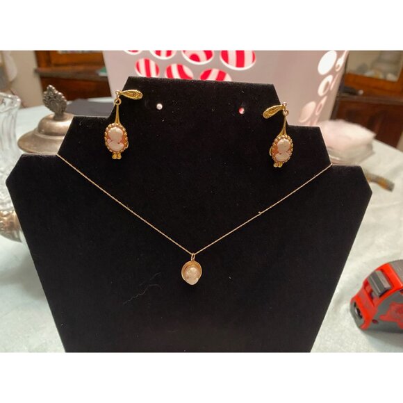 Vintage CAMEO Jewelry BUNDLE (4) | Gold Tone Pendants & Clip Earrings Set | Shel - Picture 12 of 15